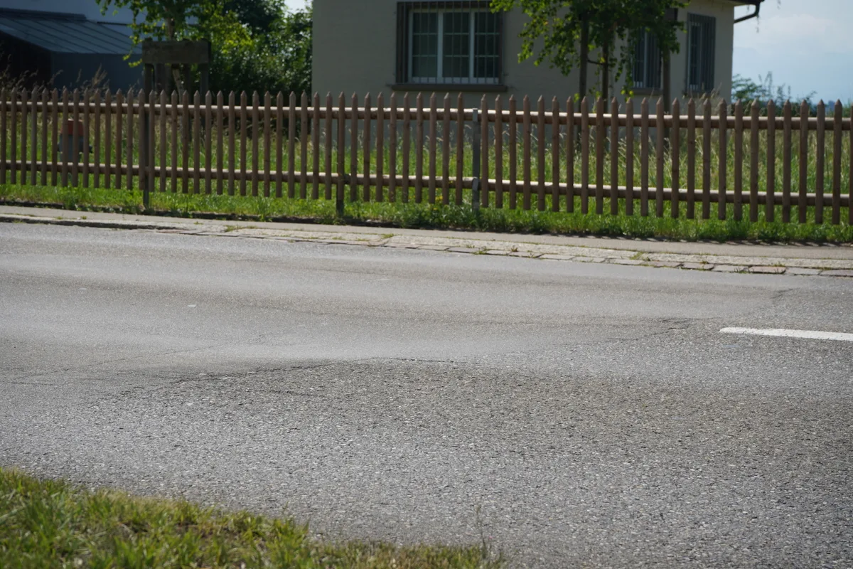 Eine Strasse mit Bodenwellen.